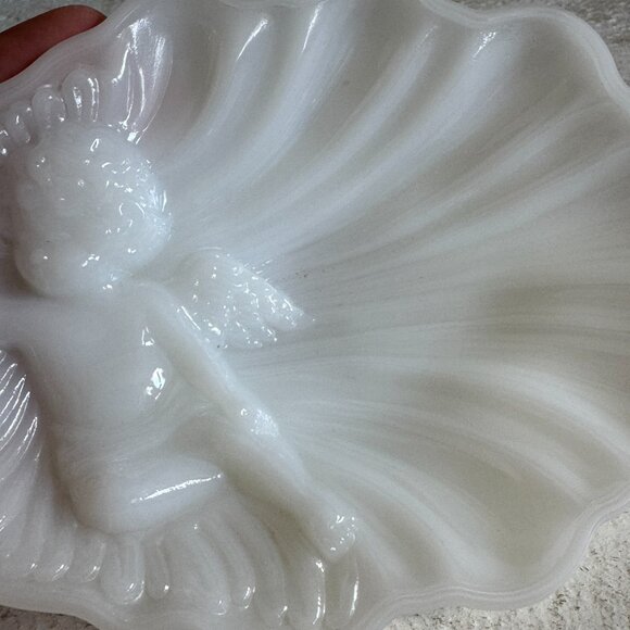 Angel Cherub on Shell Shaped Glass Soap Dish - Milk Glass - Picture 3 of 10